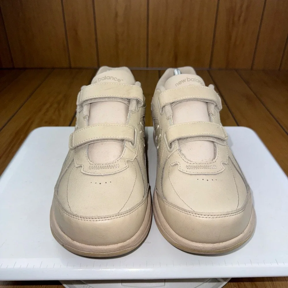 New Balance 577 Hook and Loop Walking Shoes Mens 9.5 Wide 2E Bone Beige MW577VB
